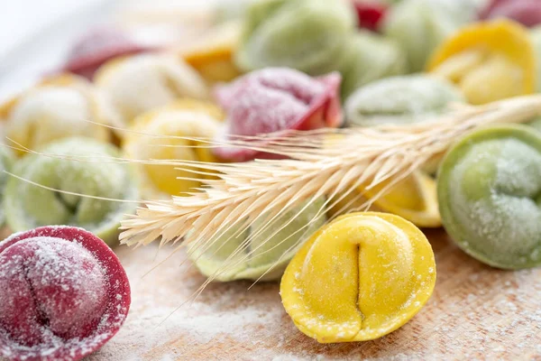 Çiğ ev yapımı çok renkli hamur tatlısı ya da kesim tahtasında ravioli. Çocuklar için yemek tarifi