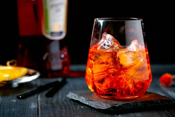 Seringue Aperol Avec Orange Glace Verre Sur Fond Bois Foncé — Photo