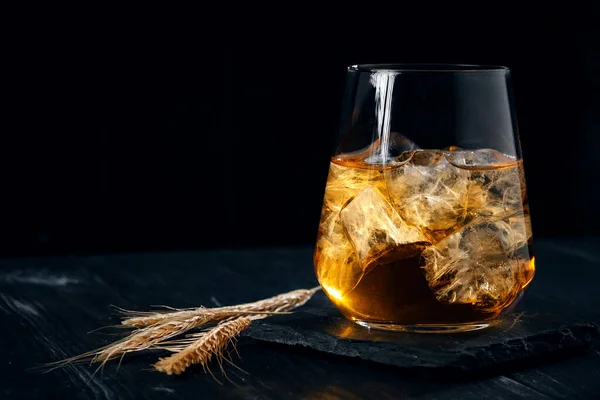 Verre Whisky Bourbon Avec Des Glaçons Sur Une Table Bois — Photo