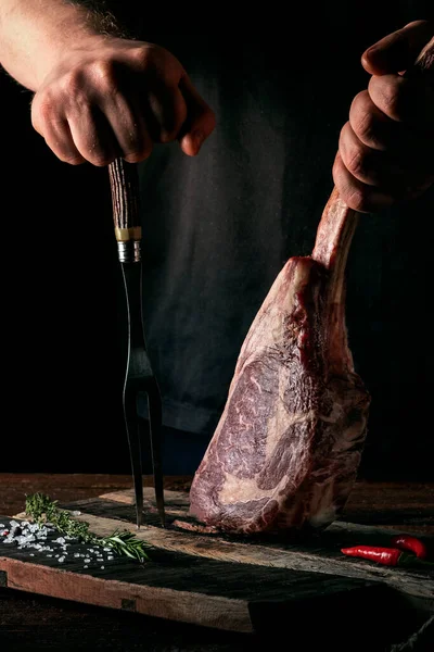 Homme Tient Steak Cru Tomahawk Sur Boeuf Vieilli Sec Sur — Photo