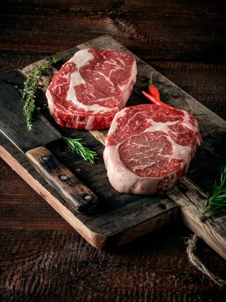 Bife Cru Carne Vaca Uma Tábua Madeira Com Cutelo Carne — Fotografia de Stock