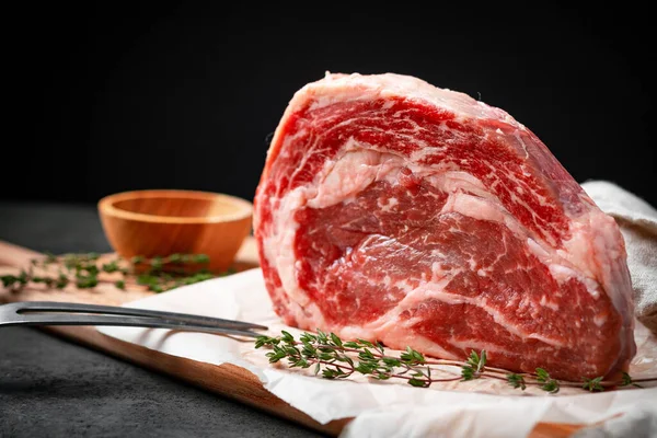 Premium Revben Öga Nötkött Biff Träskiva Med Ingredienser För Grillning — Stockfoto