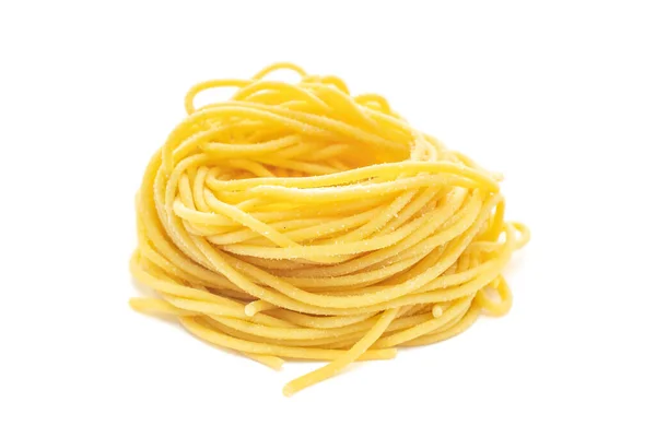 Frische Bio Rohspaghetti Pasta Isoliert Auf Weißem Hintergrund — Stockfoto