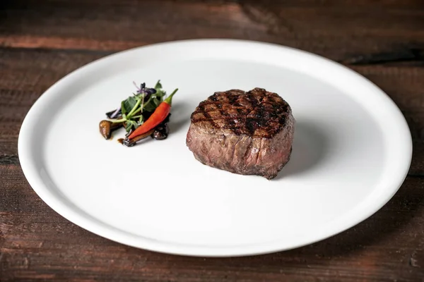 Filet Bœuf Grillé Steak Sur Plateau Blanc Aux Légumes Servi — Photo