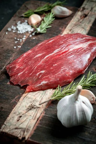 Filete Ternera Crudo Los Ingredientes Para Cocinar Una Tabla Madera — Foto de Stock