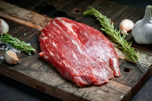 生の牛のステーキと木の板で調理するための成分 クローズアップ — ストック写真