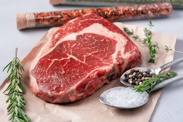 Roh Rib Eye Steak Auf Hellem Hintergrund Mit Kochzutaten Nahaufnahme — Stockfoto