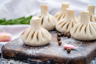 Tahtada çiğ baozi köftesi.