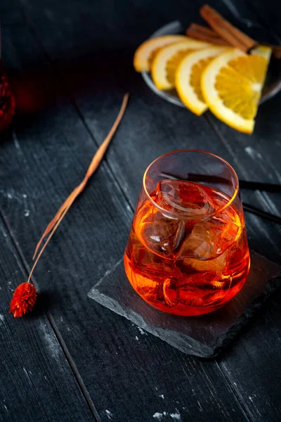 Seringa Aperol Com Laranja Gelo Vidro Sobre Fundo Madeira Escura — Fotografia de Stock