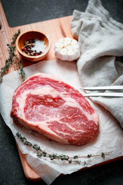 Tahta bir tahtanın üzerinde ızgara malzemeleriyle kaliteli pirzola bifteği