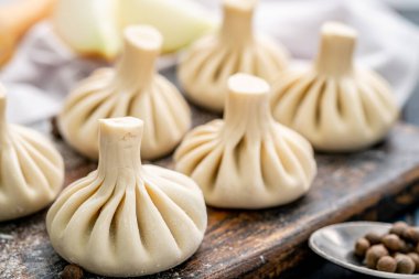 Tahtada çiğ baozi köftesi.