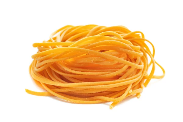 Frische Spaghetti Mit Möhren Einem Nest Auf Weißem Hintergrund Isoliert — Stockfoto