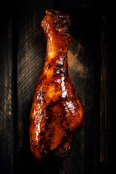 Ψητό Πόδι Κοτόπουλου Σάλτσα Μπάρμπεκιου Σκούρο Ξύλινο Φόντο — Φωτογραφία Αρχείου