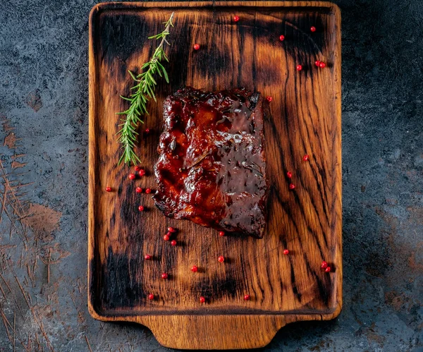 Grillezett Sertésborda Barbecue Szósszal Egy Fórumon Fűszerekkel Rozmaringgal Felülnézetből — Stock Fotó