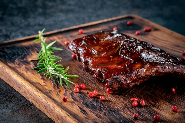 Grillezett Sertésborda Barbecue Szósszal Egy Fórumon Fűszerekkel Rozmaringgal Alapon — Stock Fotó