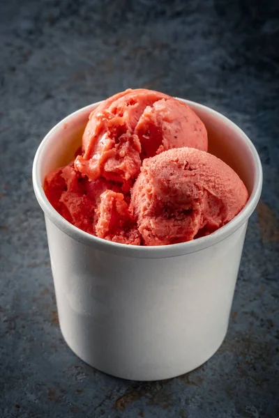 白纸杯的草莓冰淇淋球 背景为灰石色 — 图库照片