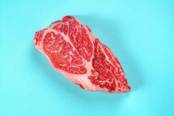 Bife Carne Crua Brilhante Fundo Azul Fechar — Fotografia de Stock