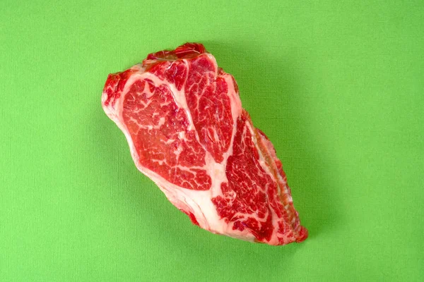 Bife Carne Crua Brilhante Fundo Verde Fechar — Fotografia de Stock