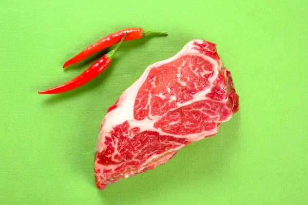 Bife Carne Crua Fresco Com Pimenta Vermelha Fundo Verde Fechar — Fotografia de Stock