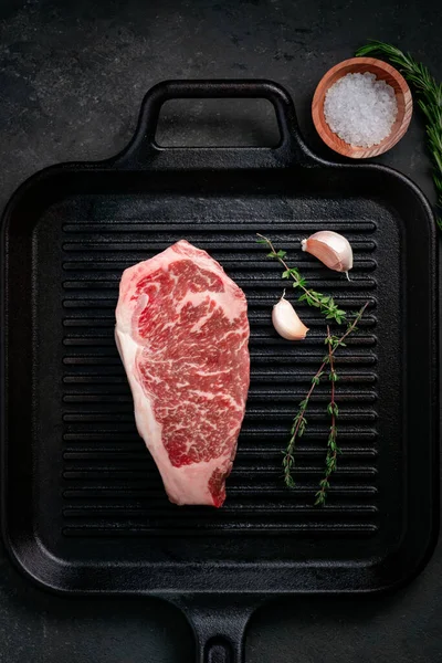Raw Striploin Steak Sur Une Poêle Griller Ail Thym Sur — Photo