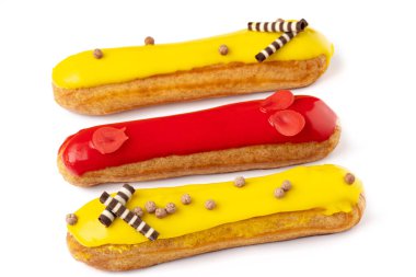 Limon ve çilek kremalı Fransız kreması, beyaz üzerine tatlı.