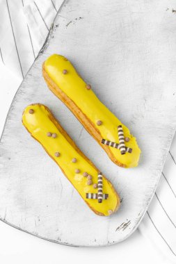 Mutfaktaki beyaz ahşap tahtada iki tatlı sarı eklem.