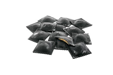 Beyaz zemin üzerinde mürekkep balığı mürekkebi ve somon olan taze siyah ravioli.