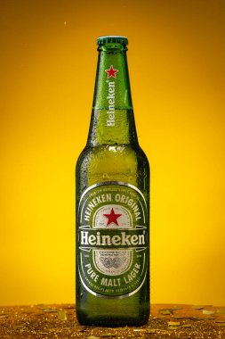 Moskova, Rusya, 25 Temmuz 2020: Sarı arka planda yeşil bir şişede Heineken Birası, Alkollü içeceklerin Stüdyo çekimi