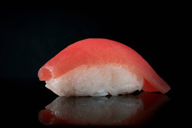 Siyah arka planda ton balıklı taze Japon suşi nigiri.