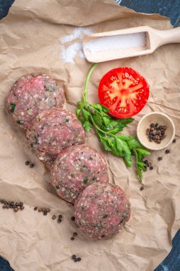 Ev yapımı çiğ et ve pirzola fesleğenli, domatesli ve Kraft kağıdında baharatlı.