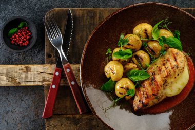 Peynirli patates ve sebzeli fırında tavuk göğsü. Yemek tarifi.