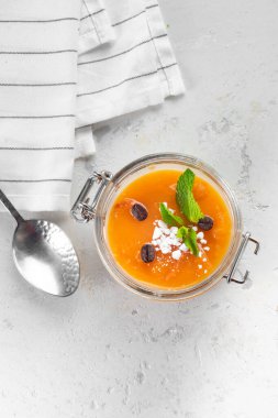 Panna cotta tatlı ile portakal reçeli ve naneli cam kavanozda bir mutfak, üst manzara