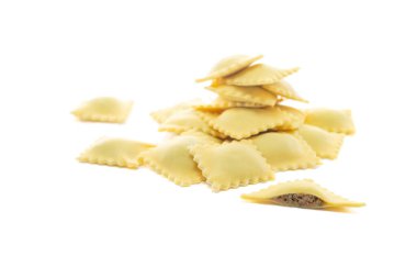 Beyaz arka planda izole edilmiş et soslu klasik pişmemiş ravioli makarnası.