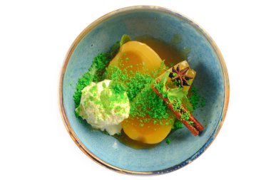 Mavi kasede armut şurubu ve vanilyalı dondurma ile İtalyan tatlısı.