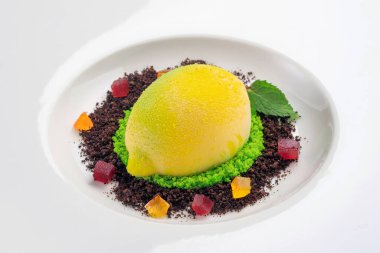 Beyaz tabakta limonlu pasta süsü. İtalyan Limonçello tatlısı