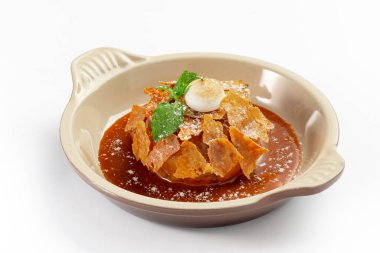 Karamelli elmalı turta, beyaz arka planda nane şekerli waffle.