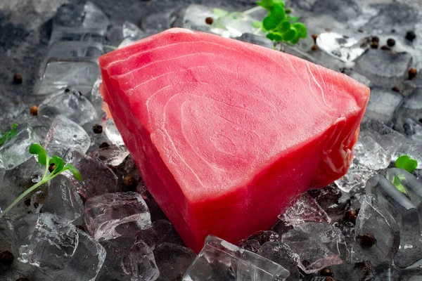 Taze Çiğ Ton Balığı Fileto Buzlu Biftek Baharat Otlarla Dolu — Stok fotoğraf