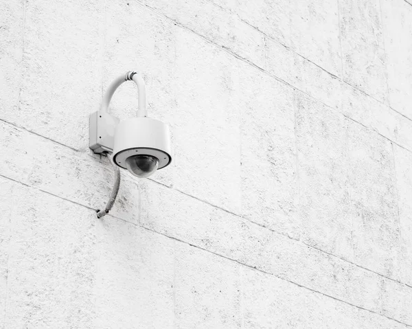 白い壁にCctv監視カメラ 自宅や会社のためのセキュリティカメラ — ストック写真
