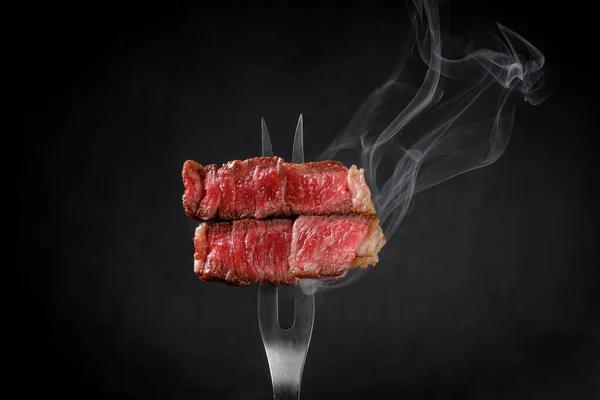 Bife Grelhado Striploin Garfo Com Fumaça Fundo Escuro Close Fotografia De Stock