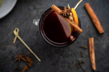 Cam bardakta sıcak kış içeceği: tarçınlı, elmalı, limonlu ve baharatlı sıcak şarap. Üst görünüm