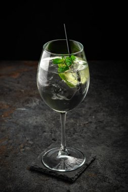 Hugo kokteyli, Prosecco, limon, buz, nane ve Melissa şurubu.