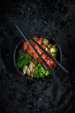 Geleneksel Hawai Poke Salatası. Sebzeli ve çiğ somon balıklı.