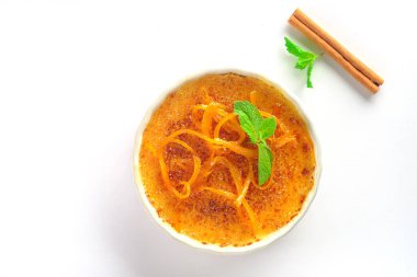 Beyaz arka planda, karamel ve nane aromalı vanilyalı brulee. Fransız tatlısı