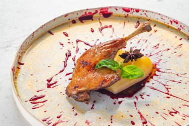 Armut ve soslu fırında ördek bacağı.