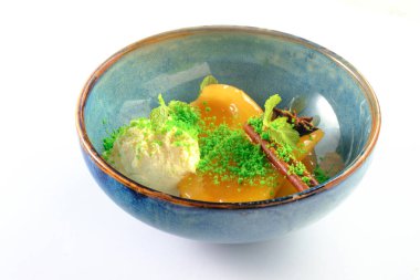 Şerbete bulanmış armut ve tarçınlı vanilyalı dondurma, beyaz üzerine izole edilmiş.