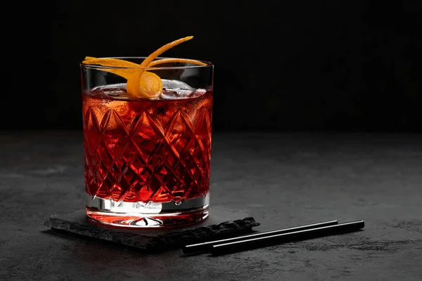 Classic Negroni Cocktail Ett Retroglas Med Och Apelsinskal Svart Bakgrund — Stockfoto