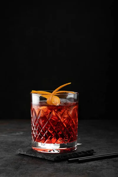Cocktail Classique Negroni Dans Verre Rétro Avec Glace Écorce Orange — Photo