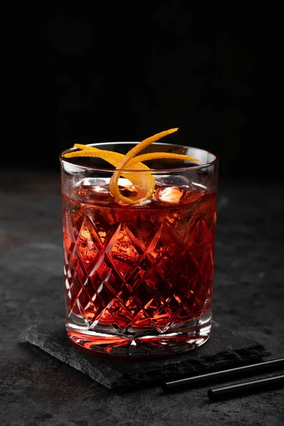 Κλασικό Παλιομοδίτικο Cocktail Ρετρό Ποτήρι Πάγο Και Φλούδα Πορτοκαλιού Μαύρο — Φωτογραφία Αρχείου