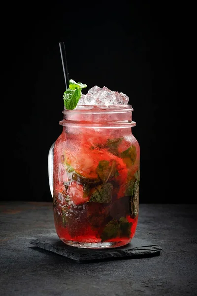 Cóctel Mojito Con Hielo Sobre Fondo Negro Bebida Fría Los — Foto de Stock