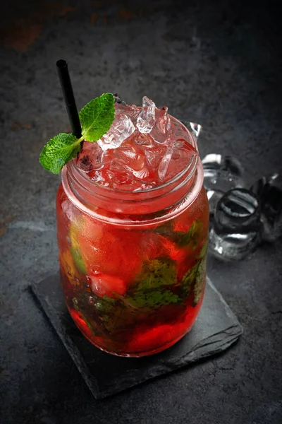 Mojito Cocktail Met Ijs Pot Een Zwarte Achtergrond Koude Drank — Stockfoto